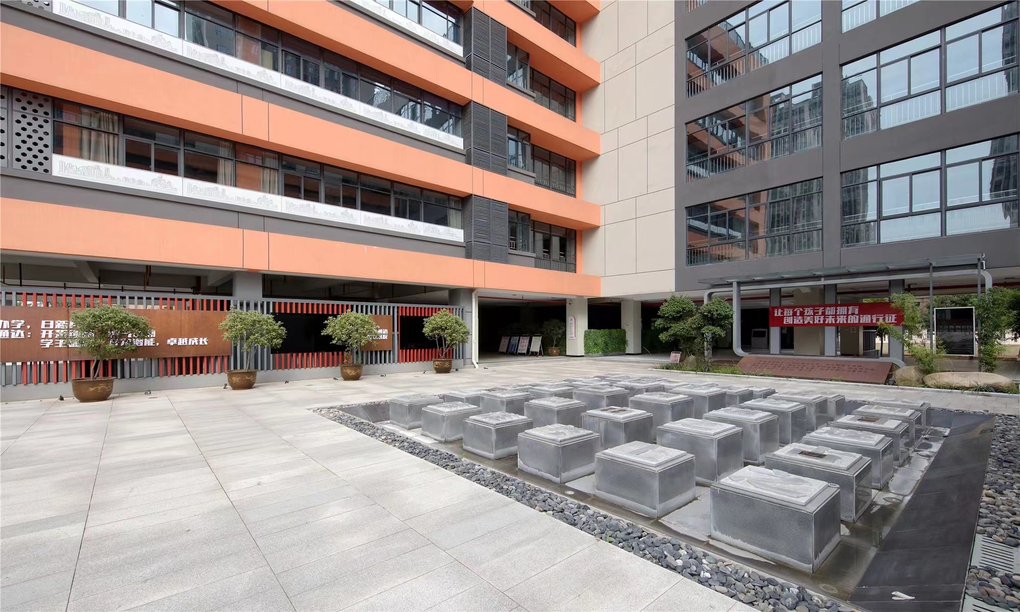 【學(xué)校案例】今泰裝飾在武漢市先后完成了與紅領(lǐng)巾學(xué)校6個(gè)校區(qū)的項(xiàng)目交付！(圖2)